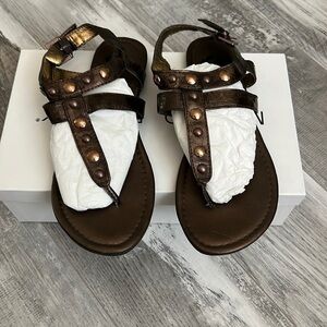 Report Sandals Size 6